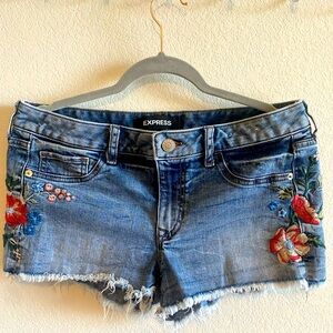 Express cut off Jean shorts with beautiful floral embroidery 🌸🌺